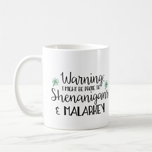 anfällig für Shenanigans und Malarkey Kaffeetasse (Links)