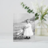 Anfang der 1900er Jahre Mädchen mit ihrer Puppe Postkarte (Stehend Vorderseite)