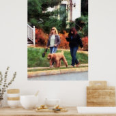 ANFANG UNTER $20 - Frauen laufen einen Hund Poster (Küche)