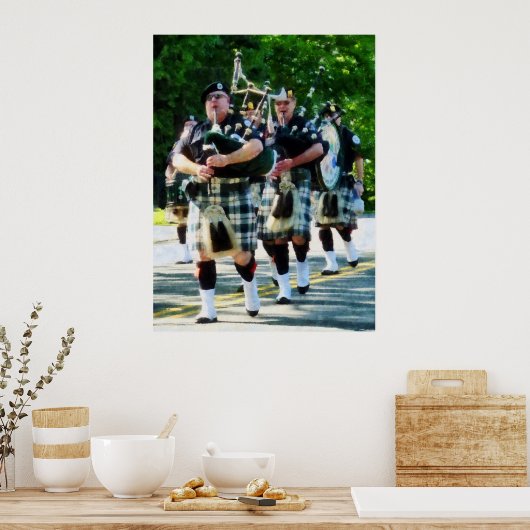 ANFANG UNTER $20 - "Line of Bagpipers" Poster (Küche)