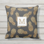 Anfängermonographie für tropische Ananas Kissen<br><div class="desc">Ein lustiges Outdoor-Kissen mit einem goldenen Ananas-Muster in den Imitaten und dem monogramm-Set vor schwarzem Hintergrund. Wählen Sie, ob die mit Monogramm Seite angezeigt oder gedreht wird, um die einzige Ananas-Musterseite anzuzeigen. Ihre Wahl - so vielseitig!!! Ideal für eine Veranda, Terrasse, Poolbereich, Strandhaus oder Hütte. Benutzen Sie das Drop-Down-Menü, wenn...</div>