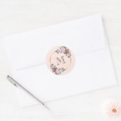 Anfängliche Blush Pink Gold Floral Monogram Runder Aufkleber (Umschlag)
