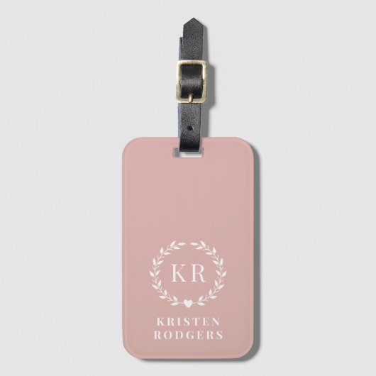 Anfängliche Blush Pink Laurel Wreath Monogram Gepäckanhänger (Vorderseite Vertikal)