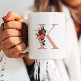 Anfängliche Blush- und Burgundy Floral Monogram Kaffeetasse