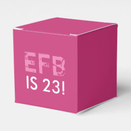 Anfängliche Geburtstags-Bevorzugung - Rosa Geschenkschachtel