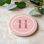 Anfängliche rosa, benutzerdefinierte Monogramm Getränkeuntersetzer<br><div class="desc">Das elegante, runde, personalisierte Getränke-Untersetzer-Design zeichnet sich durch ein klassisches Serif-Monogramm aus, das in einer Rosenholzfarbe mit Ihrem Nachnamen in modernem, weißem Kalligrafieschrift vor einem hübschen, rosa/Rose goldfarbenen Hintergrund beginnt. Ein einfacher weißer Kreis umrahmt das Design. Das Farbschema kann so angepasst werden, dass es sich perfekt mit Ihrer Wohngestaltung abstimmt....</div>