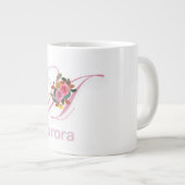 Anfänglicher Brief der rosa floralen Modernen Mono Jumbo-Tasse (Vorderseite Rechts)