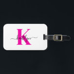 Anfänglicher Mit Monogramm Name in Pink Gepäckanhänger<br><div class="desc">Dieses einfache, elegante Gepäckanhänger mit Ihrem Vornamen in einem trendigen Script-Schriftart in schwarz tippt über Ihre erste erste in einem modernen Kappe-Schriftart in heißen Rosa auf der einen Seite und ein Dia in der Karte für Ihren Namen, Adresse und Telefonnummer auf der anderen Seite würde fantastisch auf Ihren Koffern aussehen....</div>