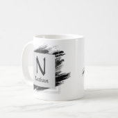 Anfänglicher Name Schwarzer Pinsel ändern - M N O Kaffeetasse (Vorderseite Links)