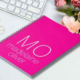 Anfängliches Notebook-Journal in Rosa und Weiß Notizblock