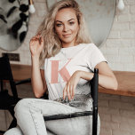 Anfangs Letter Monogram | Modern Stylish Peach<br><div class="desc">Einfache,  stilvolle individuelle Anfangsbuchstaben Monogramm T - Shirt Frauen in modernen minimalistischen Typografie in Pfirsichpink. Ein perfektes Geschenk oder Mode-Accessoire mit persönlicher Touch!</div>