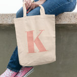 Anfangs Letter Monogram | Modern Stylish Peach Tragetasche<br><div class="desc">Einfache,  stilvolle erste Buchstaben Monogramm Tote-Tasche in moderner minimalistischer Typografie in pfirsichrosa. Ein perfektes Geschenk oder Mode-Accessoire mit persönlicher Touch!</div>