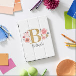 Anfangsbuchstabe B: Gold Pink Monogram iPad Pro Hülle<br><div class="desc">Schöne mädchenhafte Imitate gold rot rosa Blumenbrief "B" monogramm Name Design. Personalisieren Sie Ihre Daten mit Ihrem Namen oder Text. Sie können die Textfarbe und den Stil des Schriftartes ändern,  indem Sie die weitere Option anpassen. Große erste Kappe in Imitat Gold. Für Sie entworfen von BlackBerry Boulevard©</div>