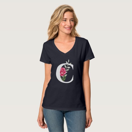 Anfangsbuchstabe C in weißer rosa Rose T-Shirt (Vorderseite Vollansicht)