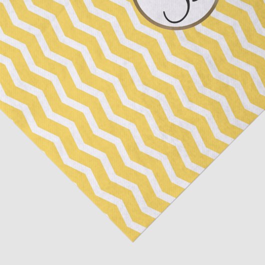 Anfangsbuchstabe des Zickzack, gelben, bedruckten  Seidenpapier (Ausschnitt)