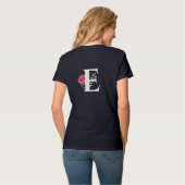 Anfangsbuchstabe E in weißer rosa Rose T-Shirt (Rückseite Vollansicht)