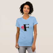 Anfangsbuchstabe F in Schwarz mit rosa Rose T-Shirt (Vorne ganz)