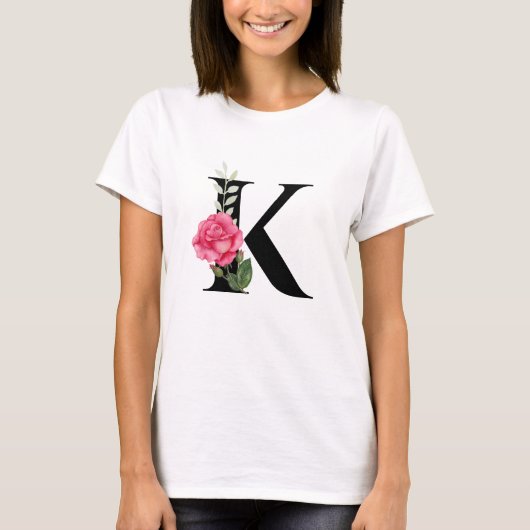 Anfangsbuchstabe K in Schwarz mit rosa Rose T-Shirt (Vorderseite)