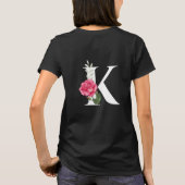 Anfangsbuchstabe K in Weiß mit rosa Rose T-Shirt (Rückseite)