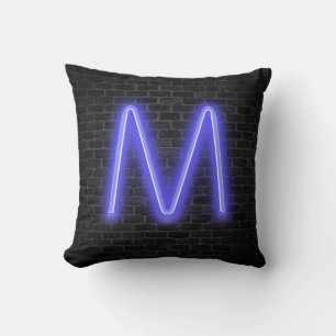 Anfangsbuchstabe M in Neon-Marquise auf Ziegelstei Kissen