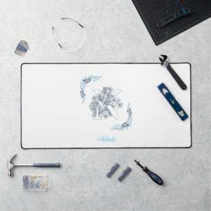 Anfangsbuchstabe "N" Blaues Monogramm Ruhige Blume Schreibtischunterlage
