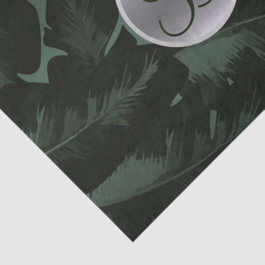 Anfangsbuchstaben dunkelgrüner tropischer Blätter Seidenpapier (Ausschnitt)