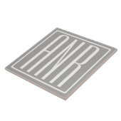 Anfangsbuchstaben Monogramm | Weiß auf Hellgrau Fliese (Seite)