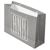Anfangsbuchstaben Monogramm | Weiß auf Hellgrau Große Geschenktüte (Vorderseite Schrägansicht)