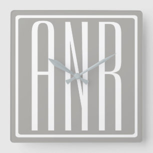 Anfangsbuchstaben Monogramm Weiß auf Hellgrau Quadratische Wanduhr