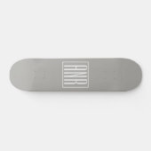 Anfangsbuchstaben Monogramm | Weiß auf Hellgrau Skateboard (Horizontal)