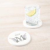 Anfangsmonogramm des Buchstabe-M mit Getränkeuntersetzer (Seite)