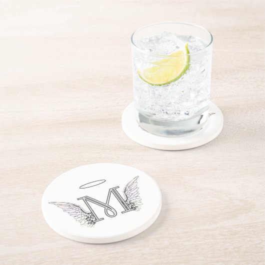 Anfangsmonogramm des Buchstabe-M mit Getränkeuntersetzer (Seite)