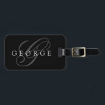 Anfangsname des personalisierten Monogramms Gepäckanhänger<br><div class="desc">Schönes Monogramm-Set vor einem modernen schwarzen Hintergrund. Personalisieren Sie dieses Design mit Ihrem Namen,  Ihrer Initial- und Ihrer Adresse. Passen Sie dieses Design weiter an,  indem Sie den Link "Weiter anpassen" unter dem Vorlagenbereich auf Wunsch personalisieren.</div>