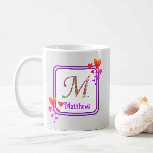 Anfangsname für Lila Herzklopfen in Monogramm Kaffeetasse (Mit Donut)