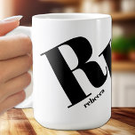 Anfangsname Monogramm Kaffeetasse<br><div class="desc">Auf dieser einzigartigen Kaffeemaschine ist Ihr Monogramm in großen,  schicken Schriftzeichen mit Ihrem Vornamen unterlegt - ideal für sich selbst oder als Geschenk. *TIPP: Möglicherweise müssen Sie die Werkzeuge Bearbeiten verwenden,  um die Platzierung Ihres Initials anzupassen.</div>