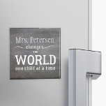 Anführungszeichen für die weißen Typografie auf de Magnet<br><div class="desc">Name und weiße Typografie Skript inspiriert aus dem Zitat "Lehrer verändern die Welt ein Kind nach dem anderen" auf schwarzen Brett Hintergrund. Personalisieren Sie es mit dem Namen Ihrer besten Lehrerin und machen Sie es zu einem netten Dankeschön für sie/ihn.</div>