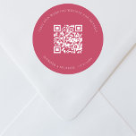 Angaben zur Hochzeitsseite QR-Code uAwg magenta Runder Aufkleber<br><div class="desc">Fügen Sie Ihre URL für Ihre Hochzeitswebsite hinzu. Für Informationen,  Details,  Online-uAwg. Ein magentafarbener Hintergrund,  weißer Text.</div>