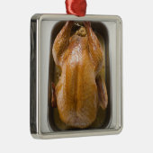 Angefüllter Bratentruthahn im Bratbehälter, nahes Ornament Aus Metall (Rechts)