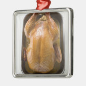 Angefüllter Bratentruthahn im Bratbehälter, nahes Ornament Aus Metall (Links)