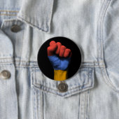 Angehobene geballte Faust mit armenischer Flagge Button (Beispiel)