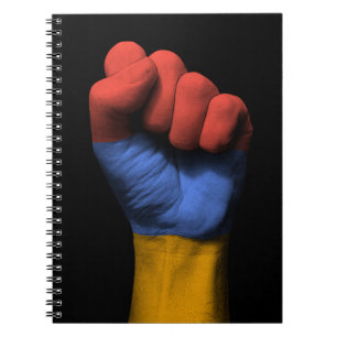 Angehobene geballte Faust mit armenischer Flagge Notizblock
