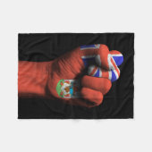 Angehobene geballte Faust mit Bermuda-Flagge Fleecedecke (Vorderseite (Horizontal))