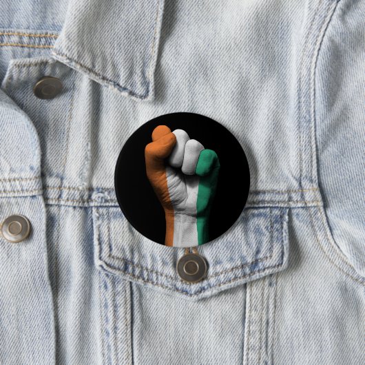 Angehobene geballte Faust mit die Button (Beispiel)