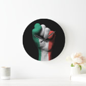 Angehobene geballte Faust mit italienischer Flagge Große Wanduhr (Zuhause)