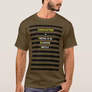Angeklagt, in einem Aufzug nastily zu färben T-Shirt