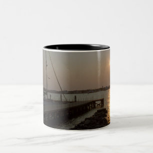 Angekoppelt auf der Bucht-Tasse Zweifarbige Tasse