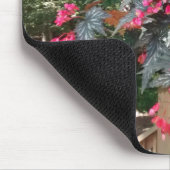 Angel Begonia mit Holz im Hintergrund Mousepad (Ecke)