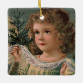 Angel Holding a Tiny Candlelit Weihnachtsbaum Keramikornament (Vorderseite)