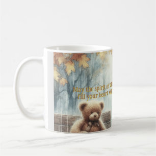 Angelic Junge mit Teddy Bear Kaffeetasse