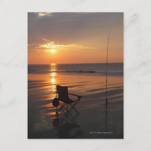 Angelrute und -stuhl am Ozean am Anfang Postkarte